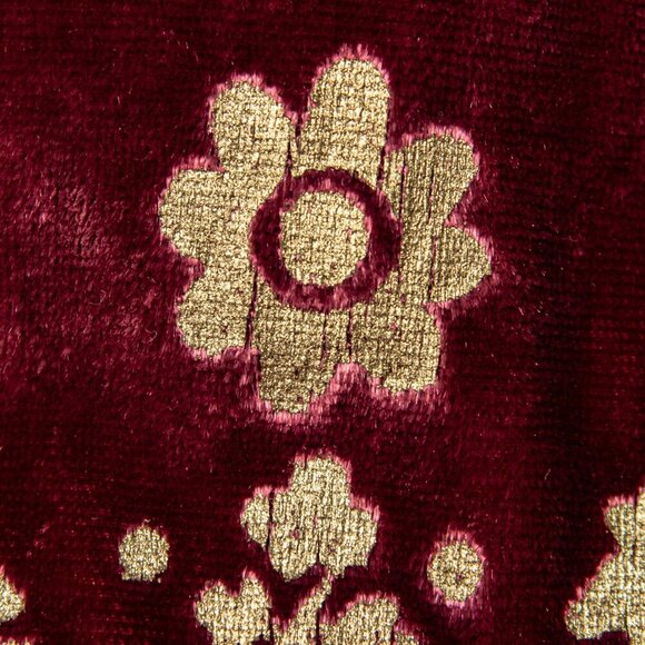 The Met "Royal Crest" Velvet Scarf Exclusively For The Met Gallery Museum - Picture 3 of 7